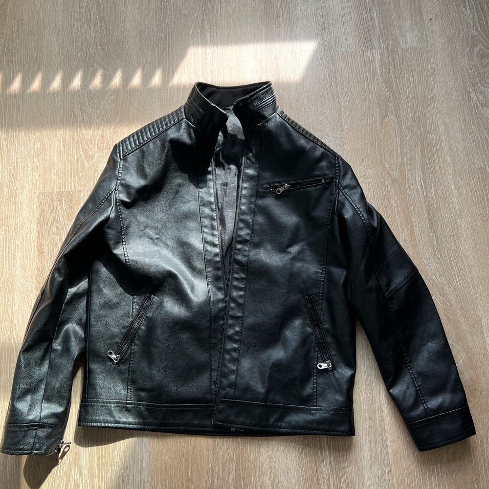 Authentic Black casual leather jacket. In perfect conditon and barely used